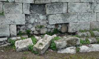 Sradicano massi dalla Muraglia per sedersi alla festa di San Nicola: foto